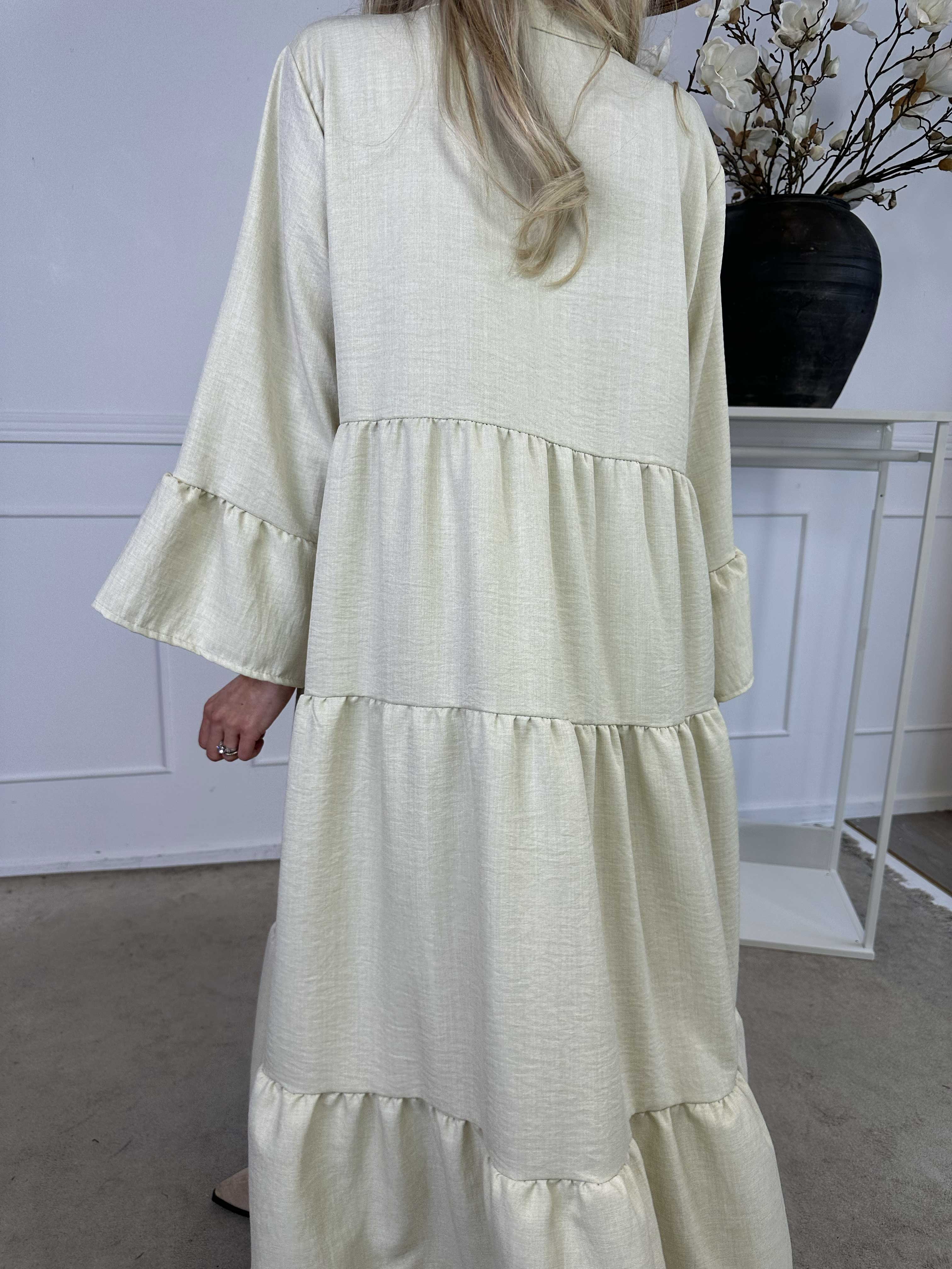 Arjana - Söt klänning med lager i lagerlook och knappar